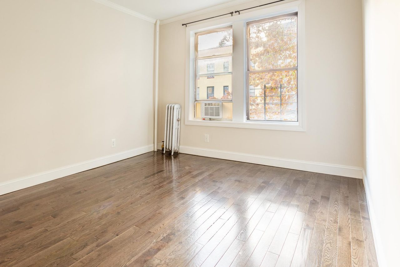 #1609: Astoria - Queen Bedroom A - 1