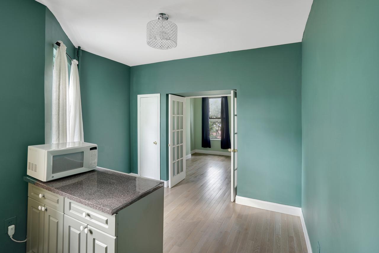 #566: East Village - 1 Bedroom (Queen) - #566: East Village - Gallery - 17