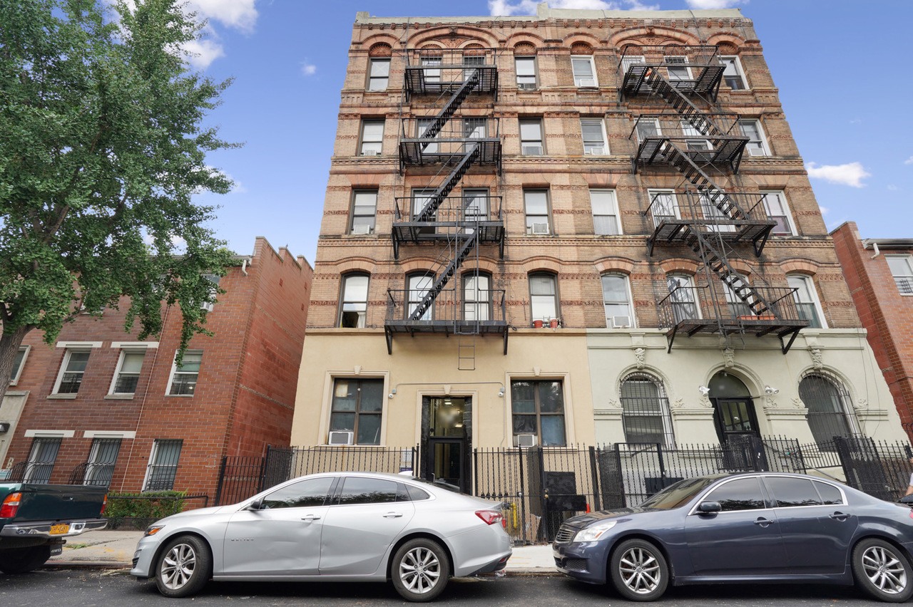 #566: East Village - 1 Bedroom (Queen) - #566: East Village - Gallery - 2