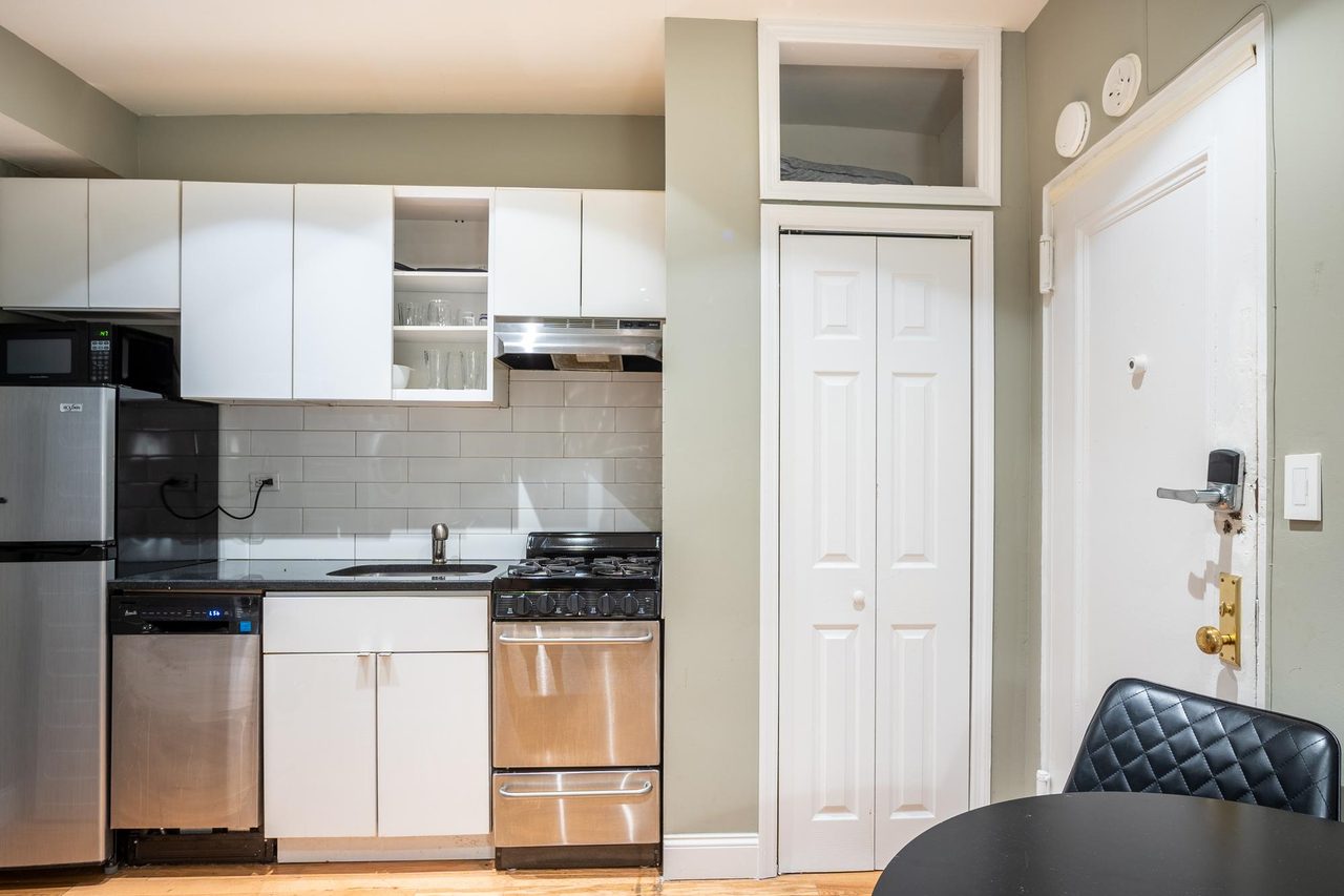 #556: East Village - 1 Bedroom (Queen) - #556: East Village - Gallery - 4