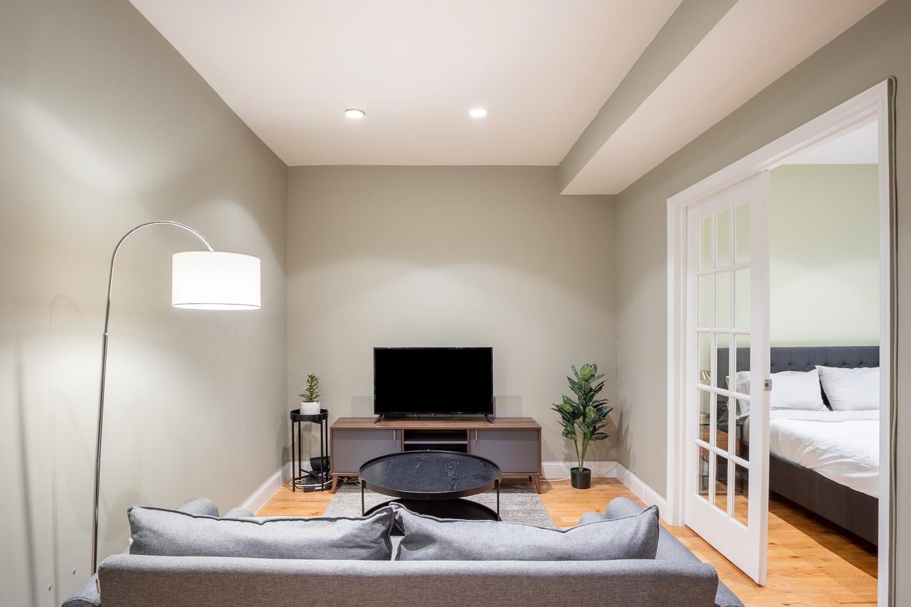 #556: East Village - 1 Bedroom (Queen) - #556: East Village - Gallery - 7