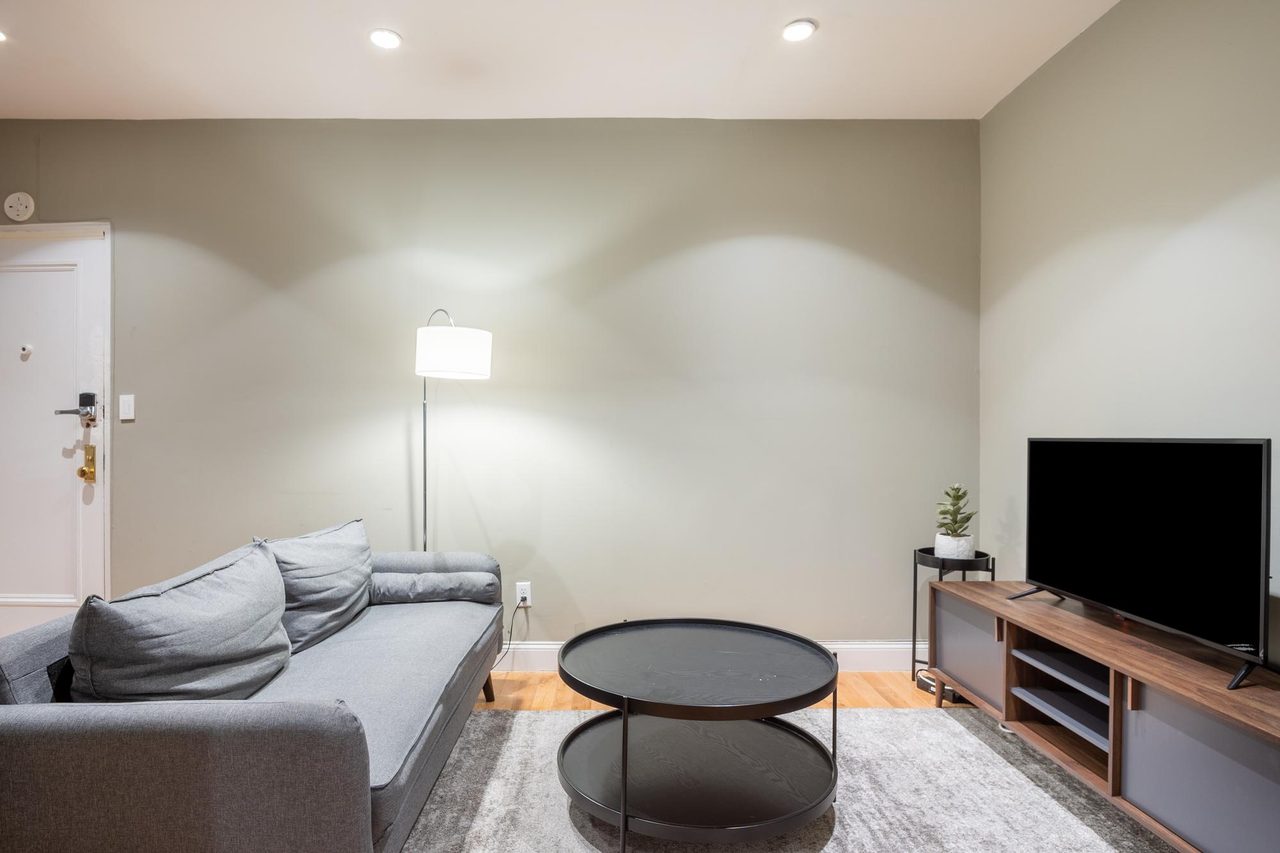 #556: East Village - 1 Bedroom (Queen) - #556: East Village - Gallery - 1