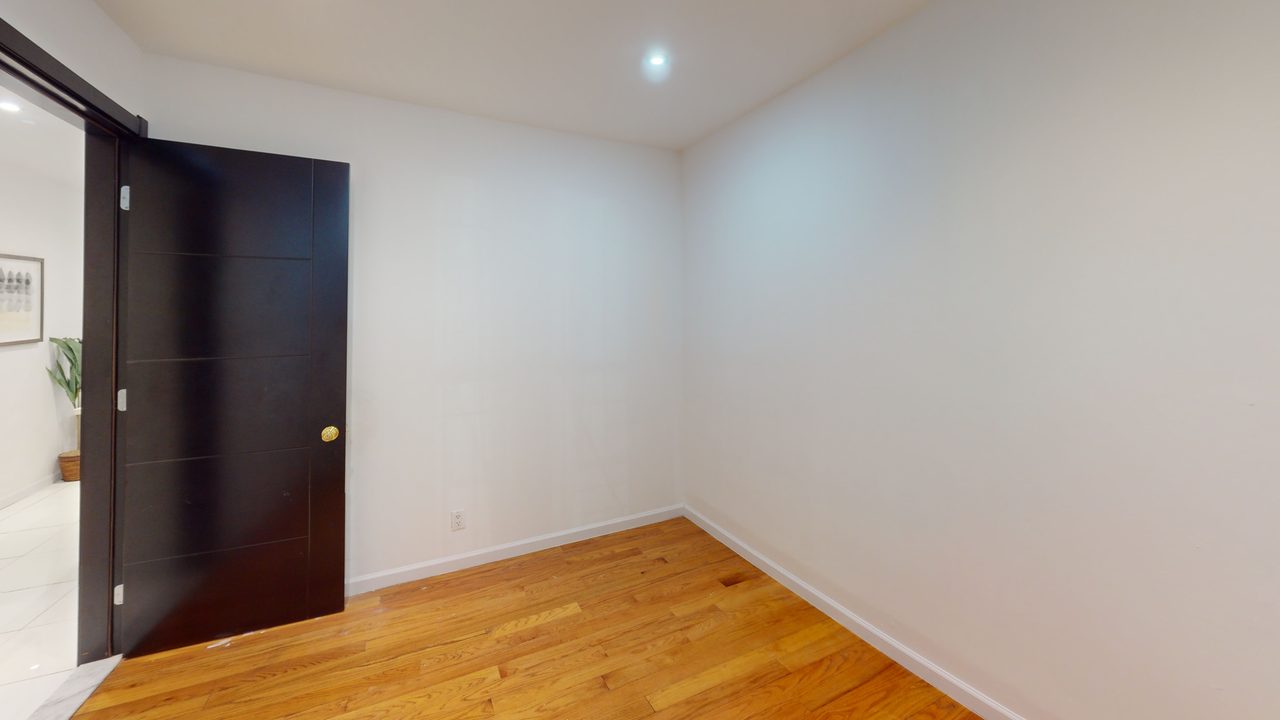 #1791: Upper West Side - Queen Bedroom F - 3