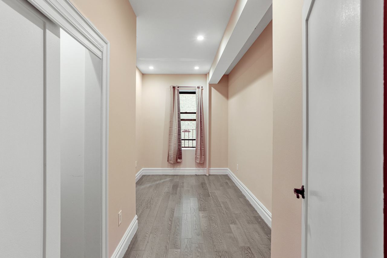  #696: East Harlem - Queen Bedroom B  -  #696: East Harlem  - Gallery -  7