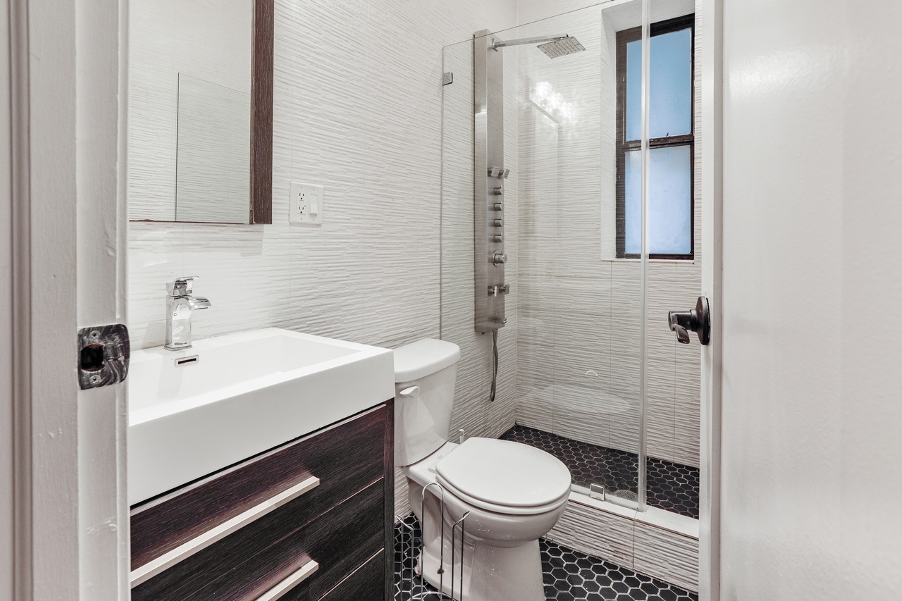 #696: East Harlem - Queen Bedroom C/w Private Bathroom - 10