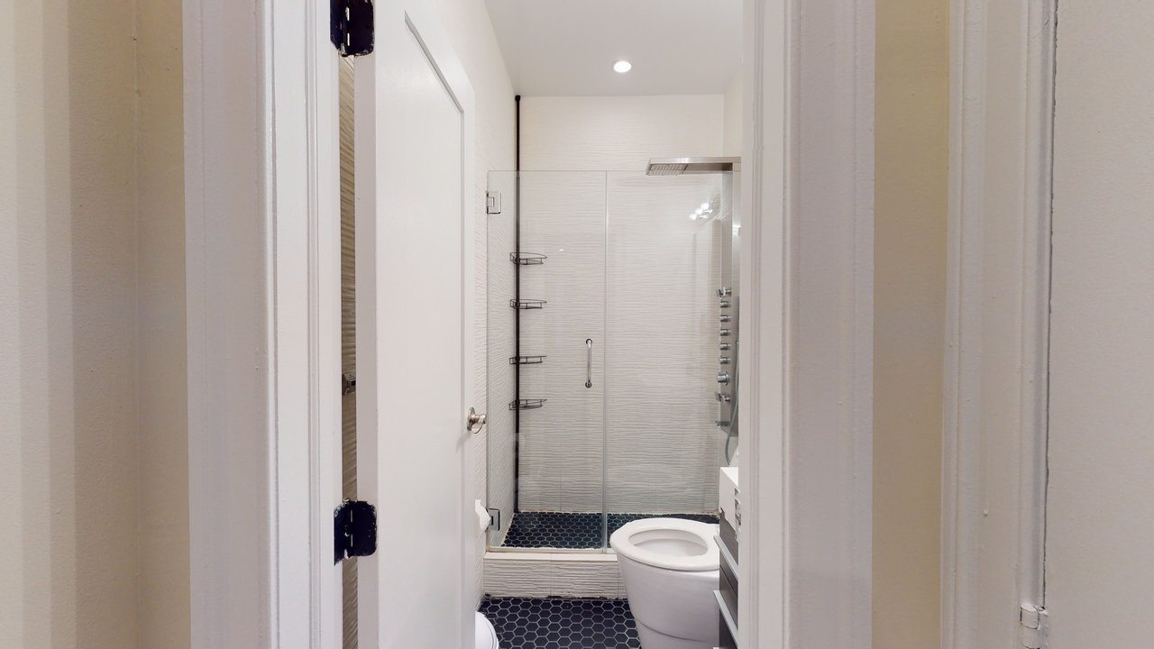 #696: East Harlem - Queen Bedroom C/w Private Bathroom - 6