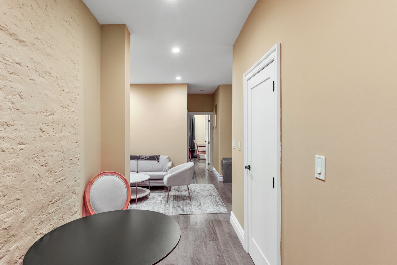  #696: East Harlem - Queen Bedroom C/w Private Bathroom  -  #696: East Harlem  - Gallery -  9