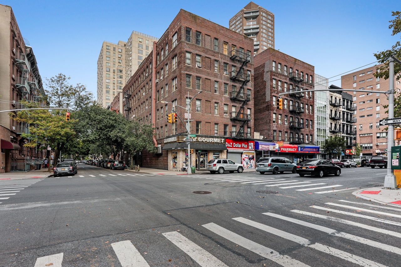 #696: East Harlem - Queen Bedroom C/w Private Bathroom - 14