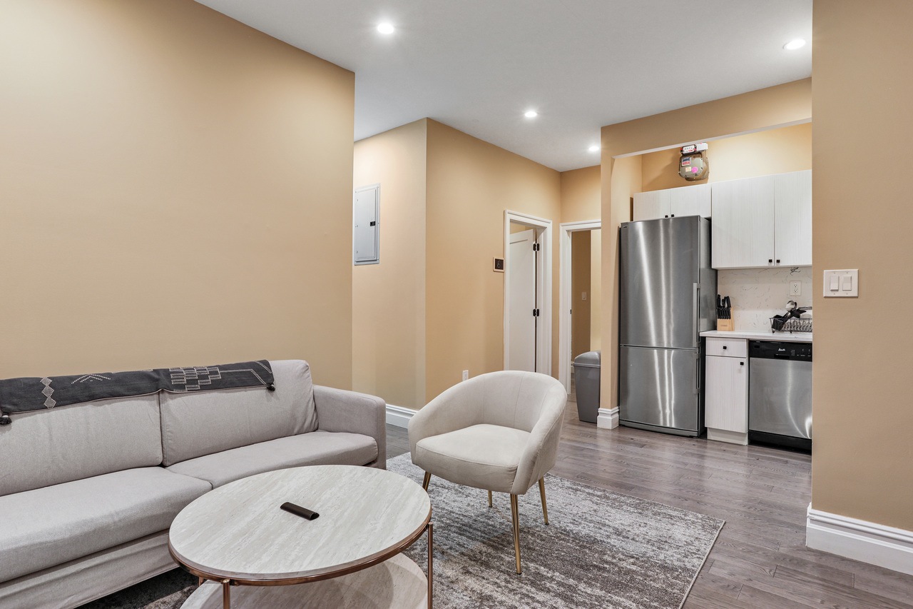  #696: East Harlem - Queen Bedroom C/w Private Bathroom  -  #696: East Harlem  - Gallery -  7