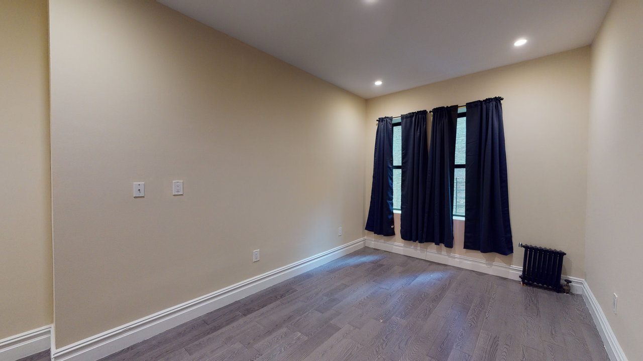 #696: East Harlem - Queen Bedroom C/w Private Bathroom - 3