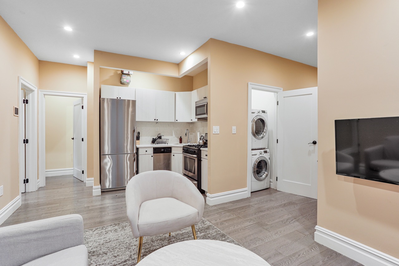 #696: East Harlem - Queen Bedroom C/w Private Bathroom - 8