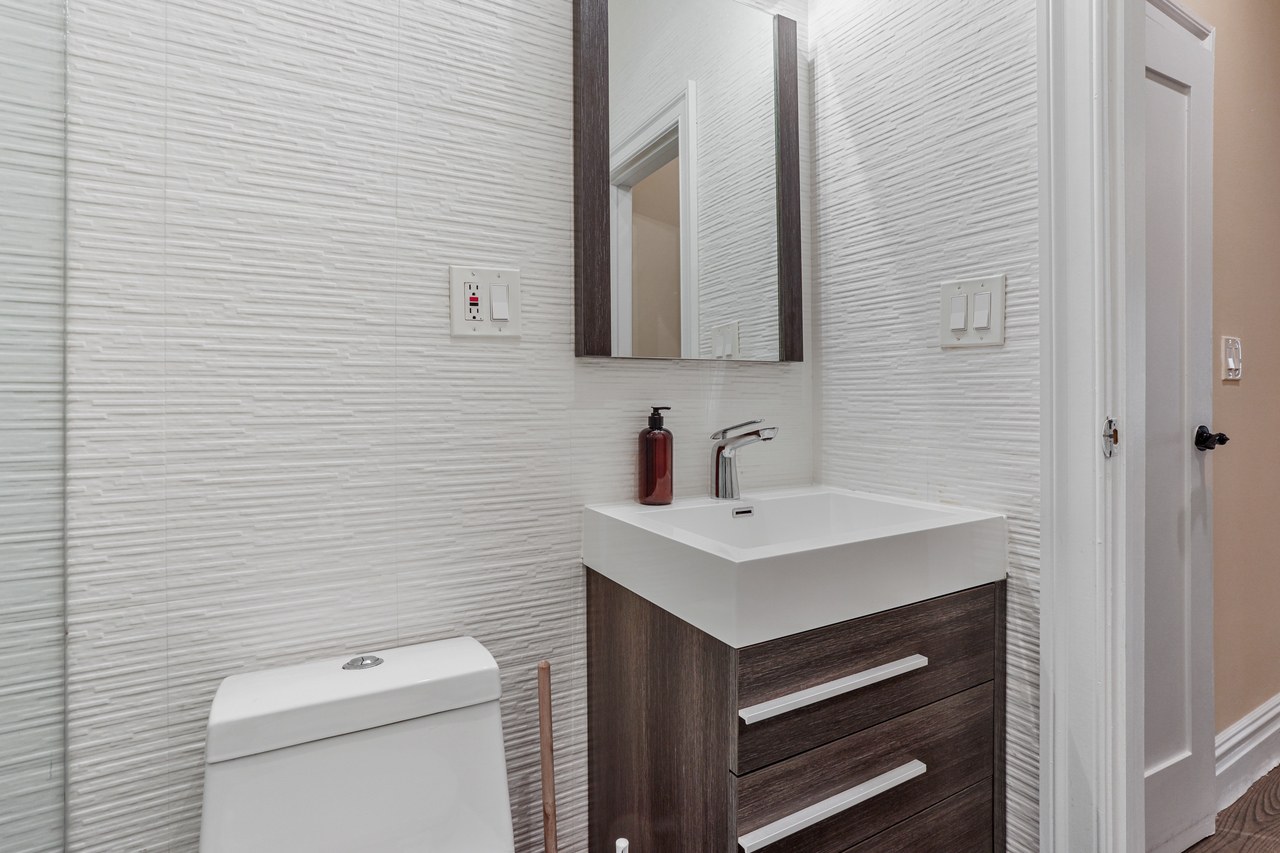 #696: East Harlem - Queen Bedroom C/w Private Bathroom - 11