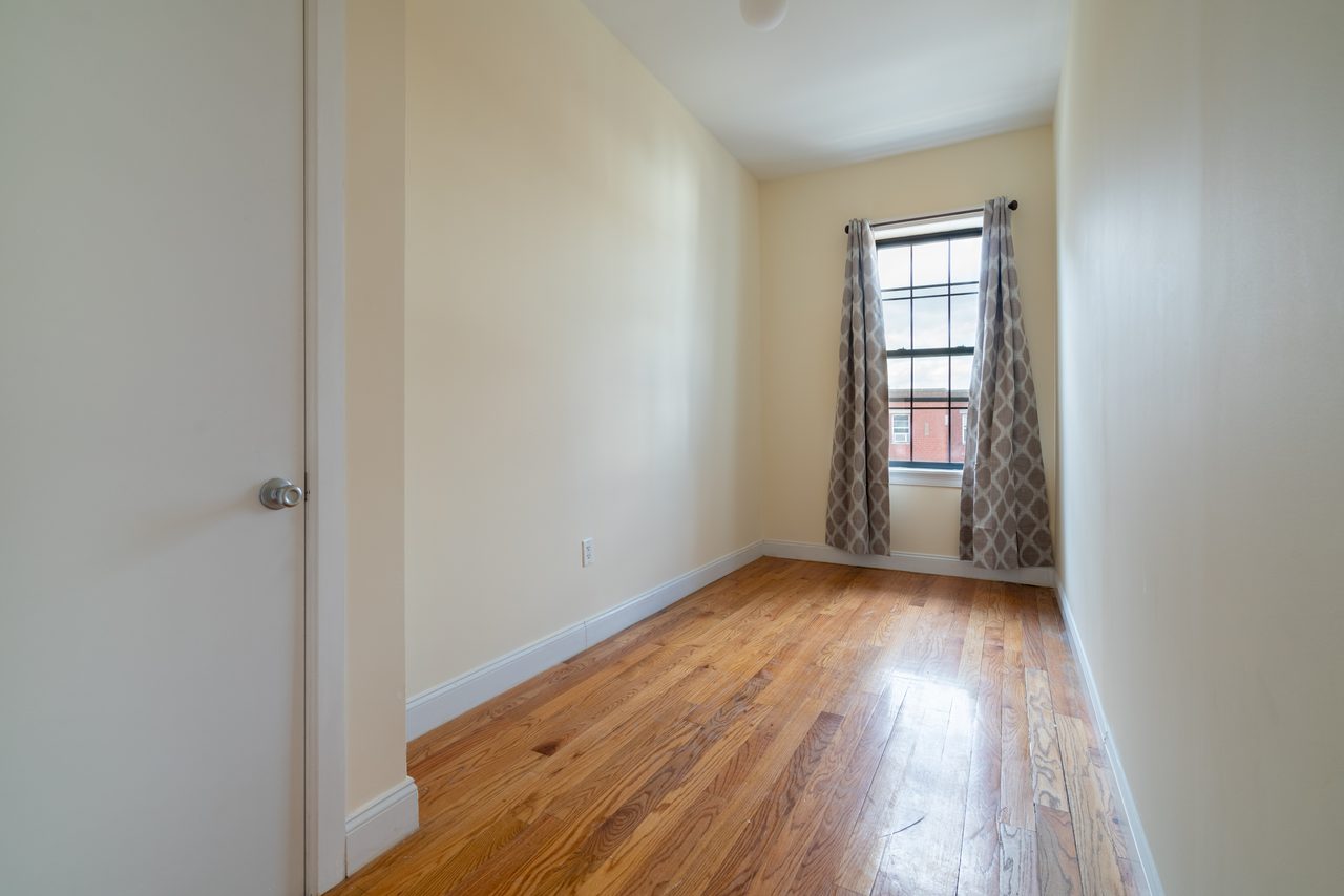 #892: Bushwick - Queen Bedroom A - 4