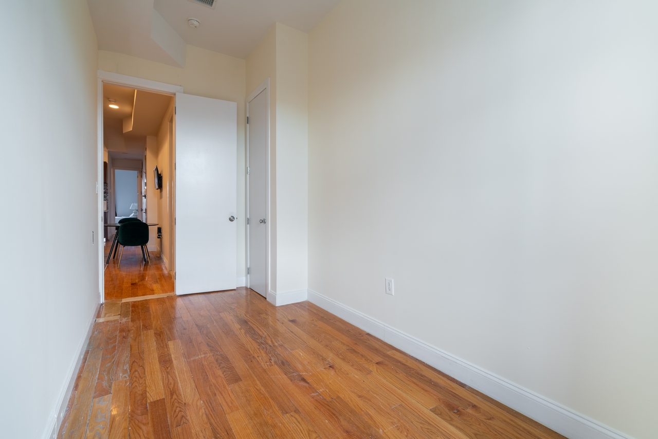 #892: Bushwick - Queen Bedroom A - 3