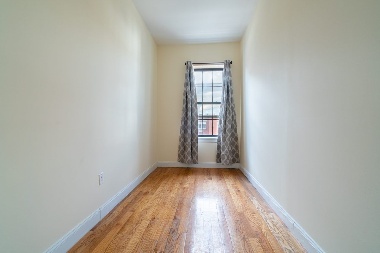 #892: Bushwick - Queen Bedroom A - 2