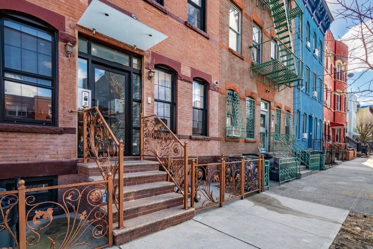 #892: Bushwick - Queen Bedroom A - 15