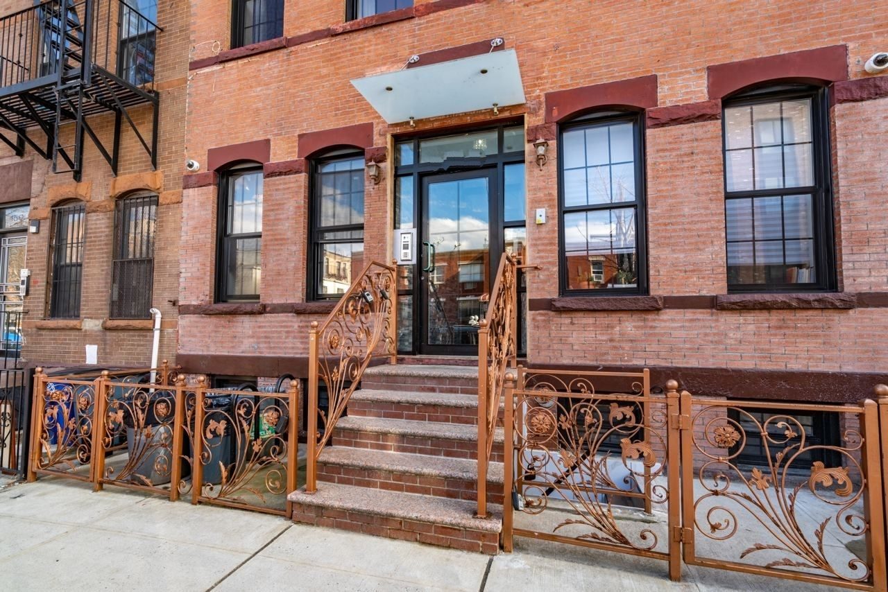 #892: Bushwick - Queen Bedroom C - 4