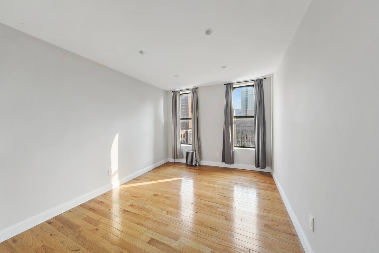 #706: East Harlem - Queen Bedroom C - 3