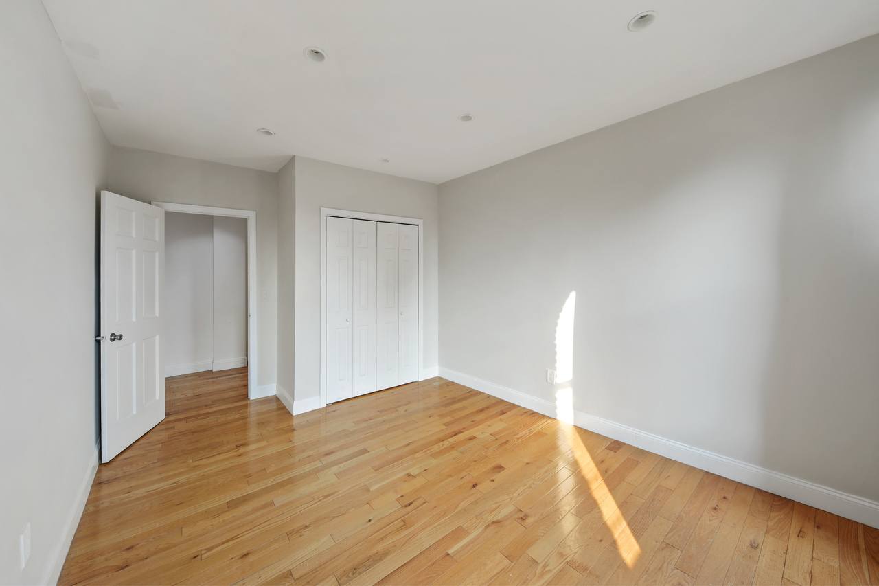 #706: East Harlem - Queen Bedroom C - 4