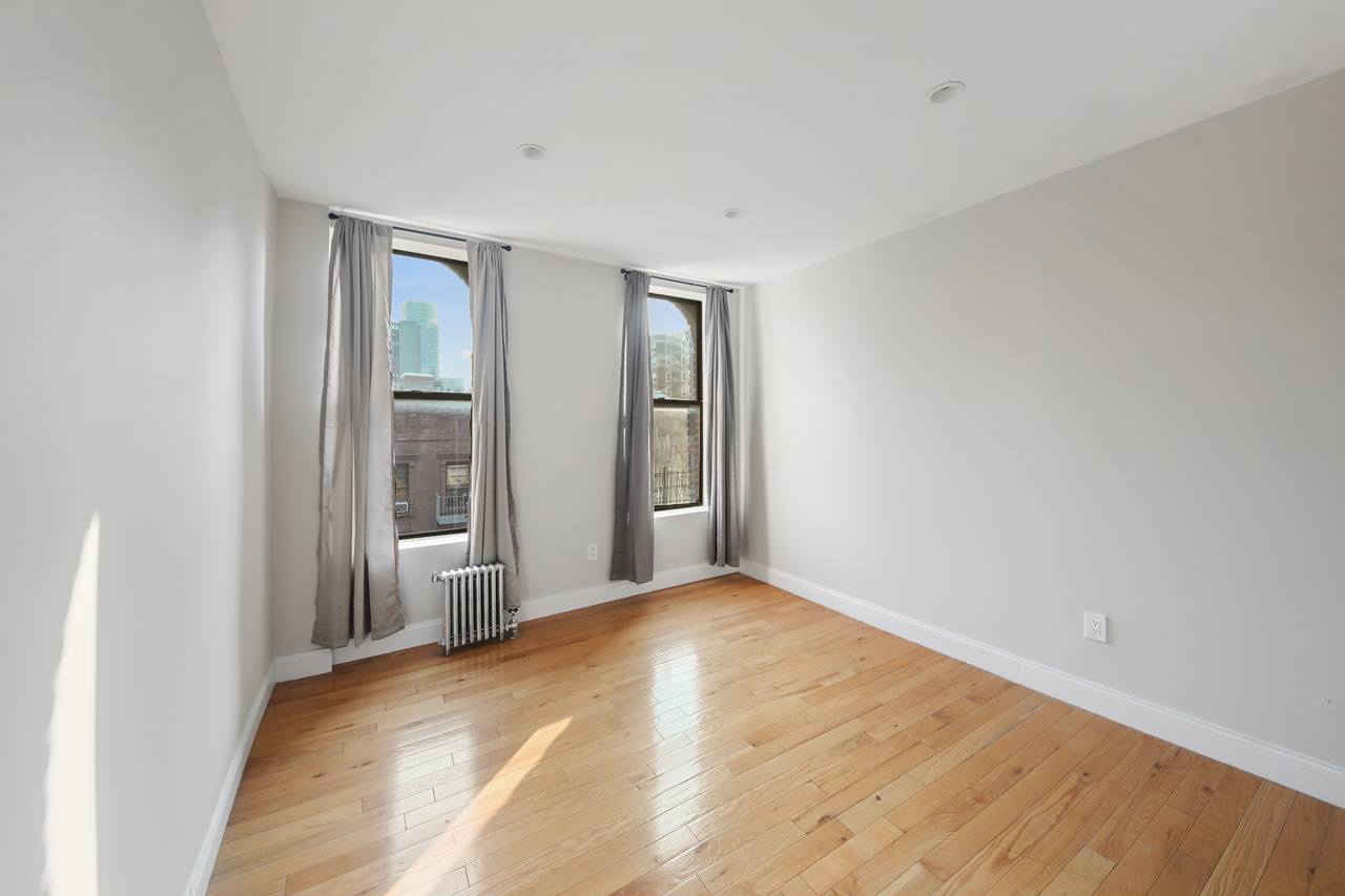 #706: East Harlem - Queen Bedroom C - 1