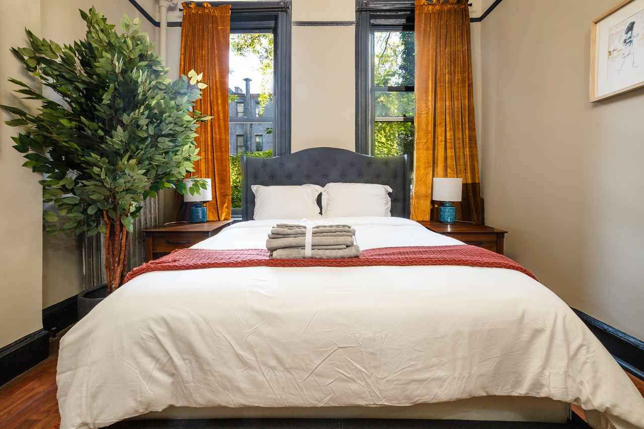  #137: Hell's Kitchen - Queen Bedroom 1D  -  #137: Hell's Kitchen  - Gallery -  9