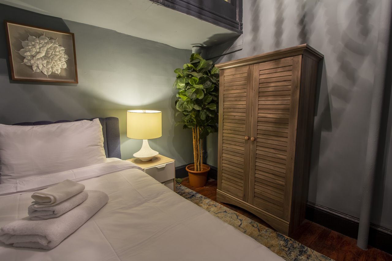 #137: Hell's Kitchen - Twin Bedroom 1B - #137: Hell's Kitchen - Gallery - 1