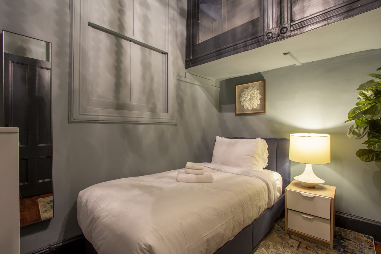 #137: Hell's Kitchen - Twin Bedroom 1B - #137: Hell's Kitchen - Gallery - 2