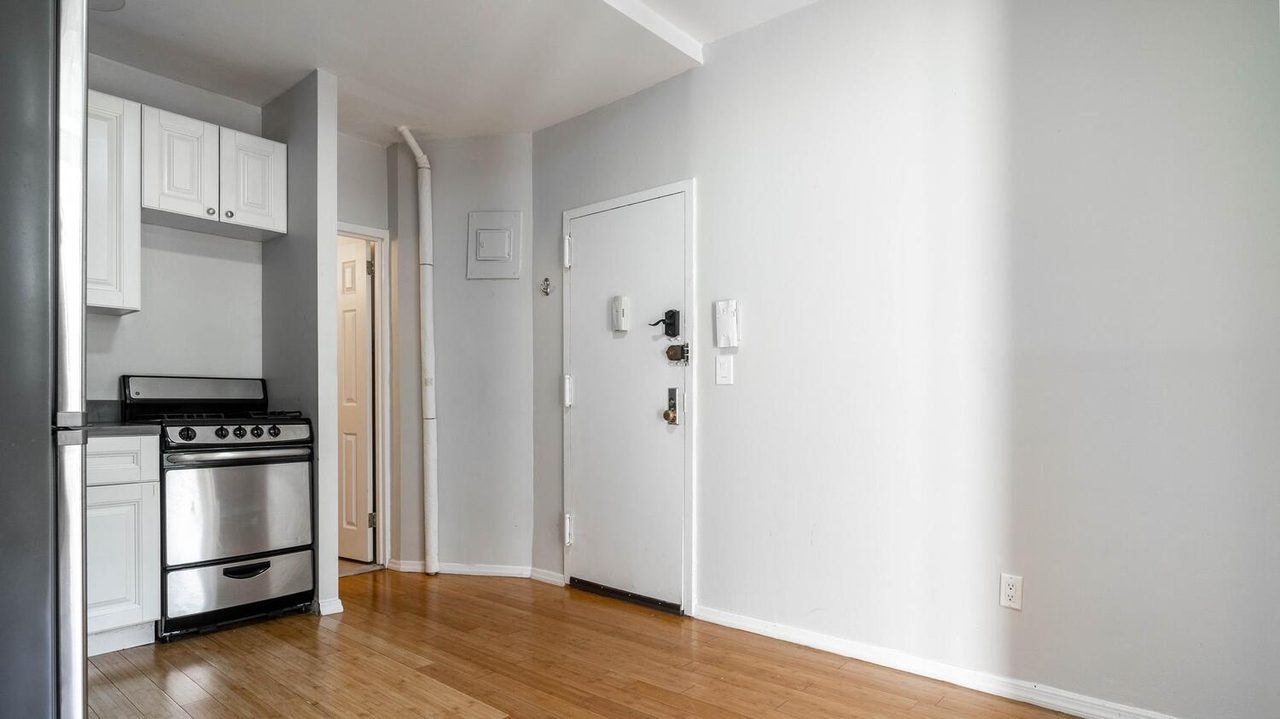  #1218: Hell's Kitchen - 1 Bedroom (Full)  -  #1218: Hell's Kitchen  - Gallery -  15