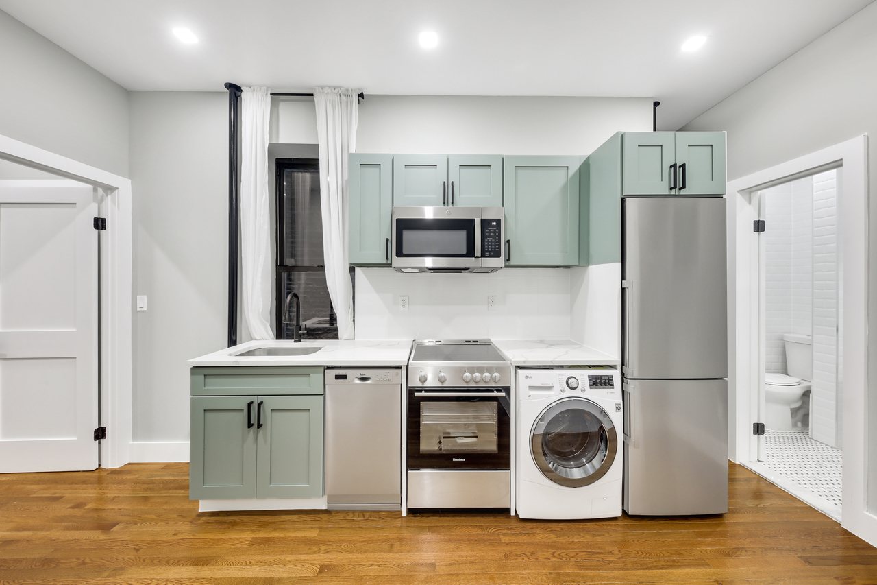 #683: Columbus Circle - 1 Bedroom (Queen) - 12