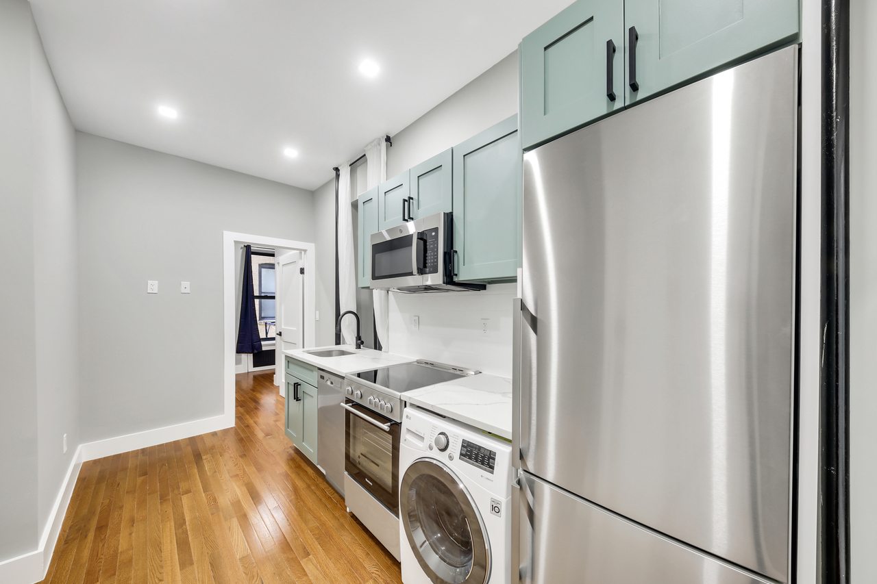 #683: Columbus Circle - 1 Bedroom (Queen) - 13