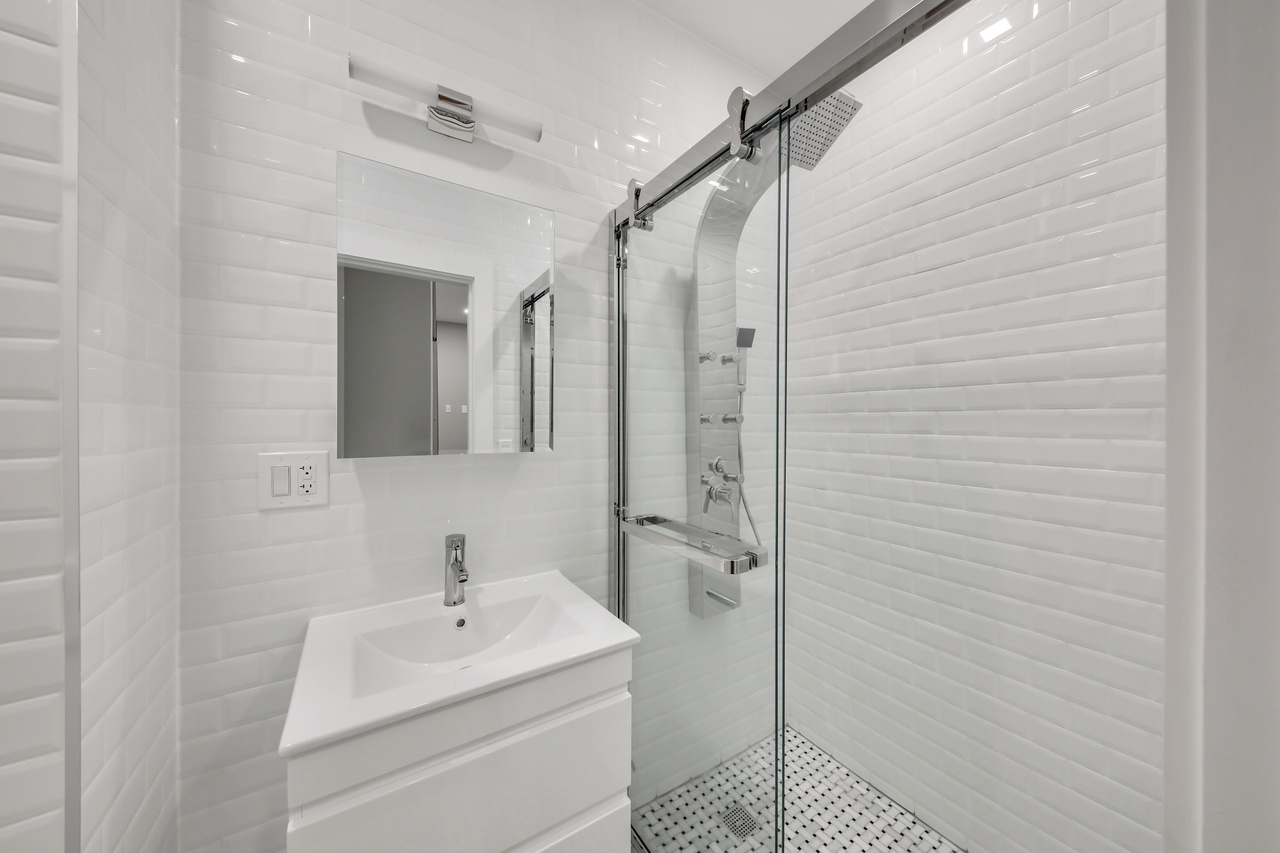 #683: Columbus Circle - 1 Bedroom (Queen) - 6