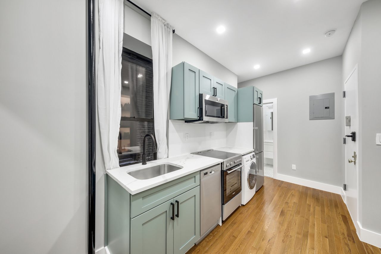 #683: Columbus Circle - 1 Bedroom (Queen) - 11