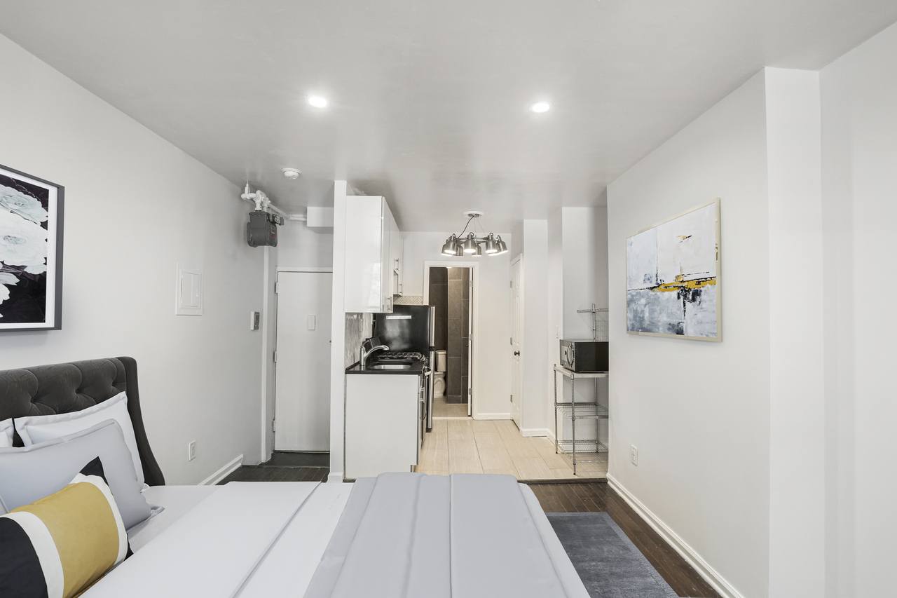 #398: East Village - Studio (Full) - 8