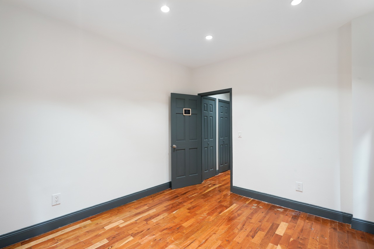  #533: East Harlem - Queen Bedroom B  -  #533: East Harlem  - Gallery -  10