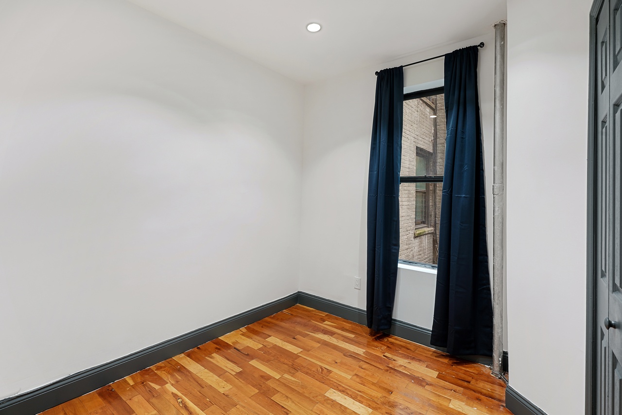  #533: East Harlem - Queen Bedroom A  -  #533: East Harlem  - Gallery -  13