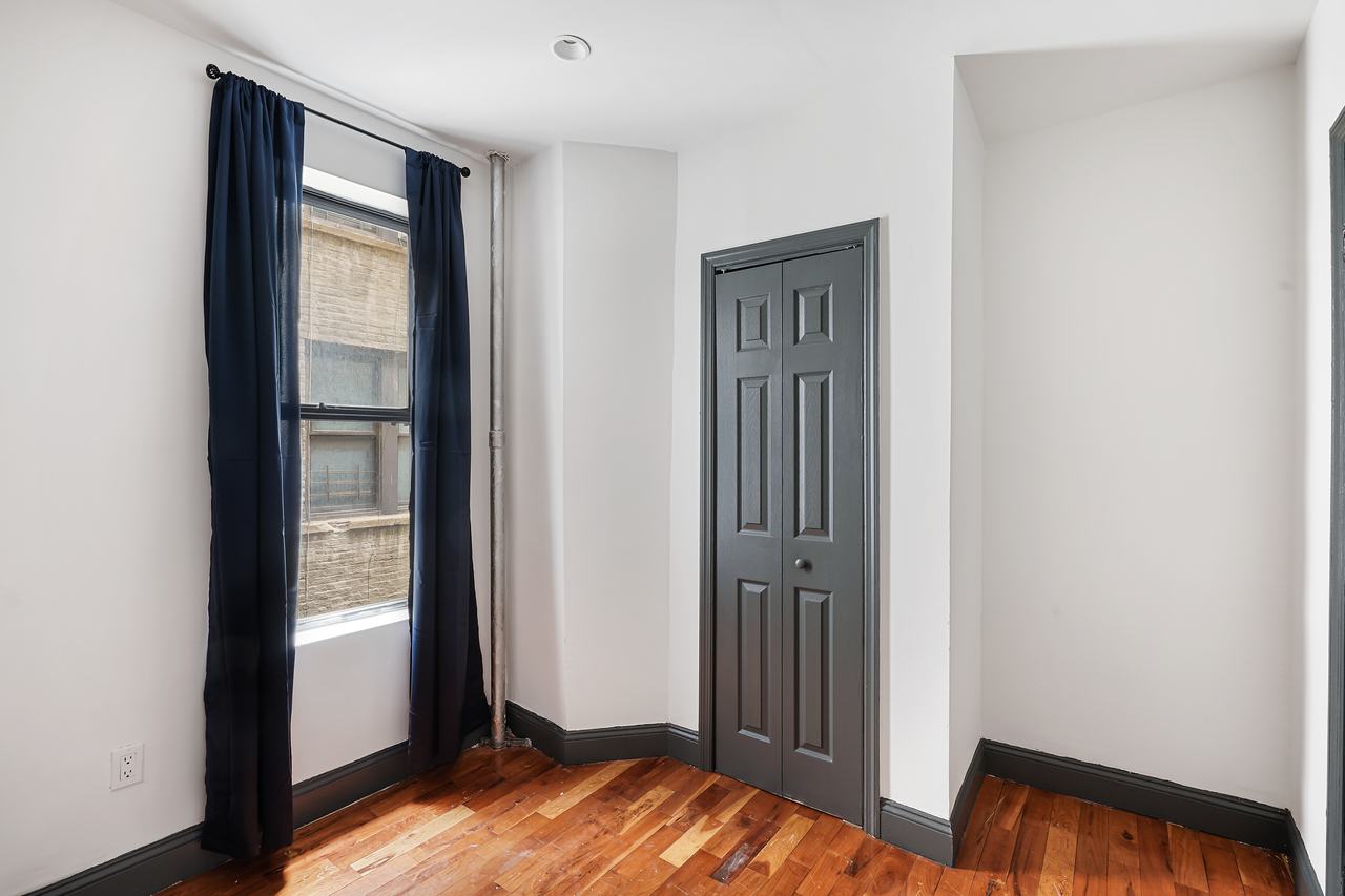  #533: East Harlem - Queen Bedroom A  -  #533: East Harlem  - Gallery -  1