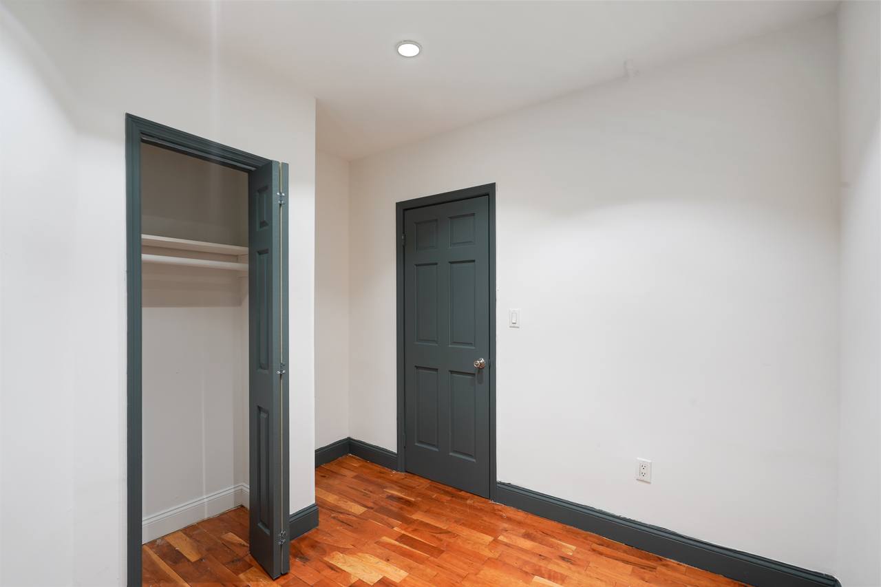  #533: East Harlem - Queen Bedroom A  -  #533: East Harlem  - Gallery -  12