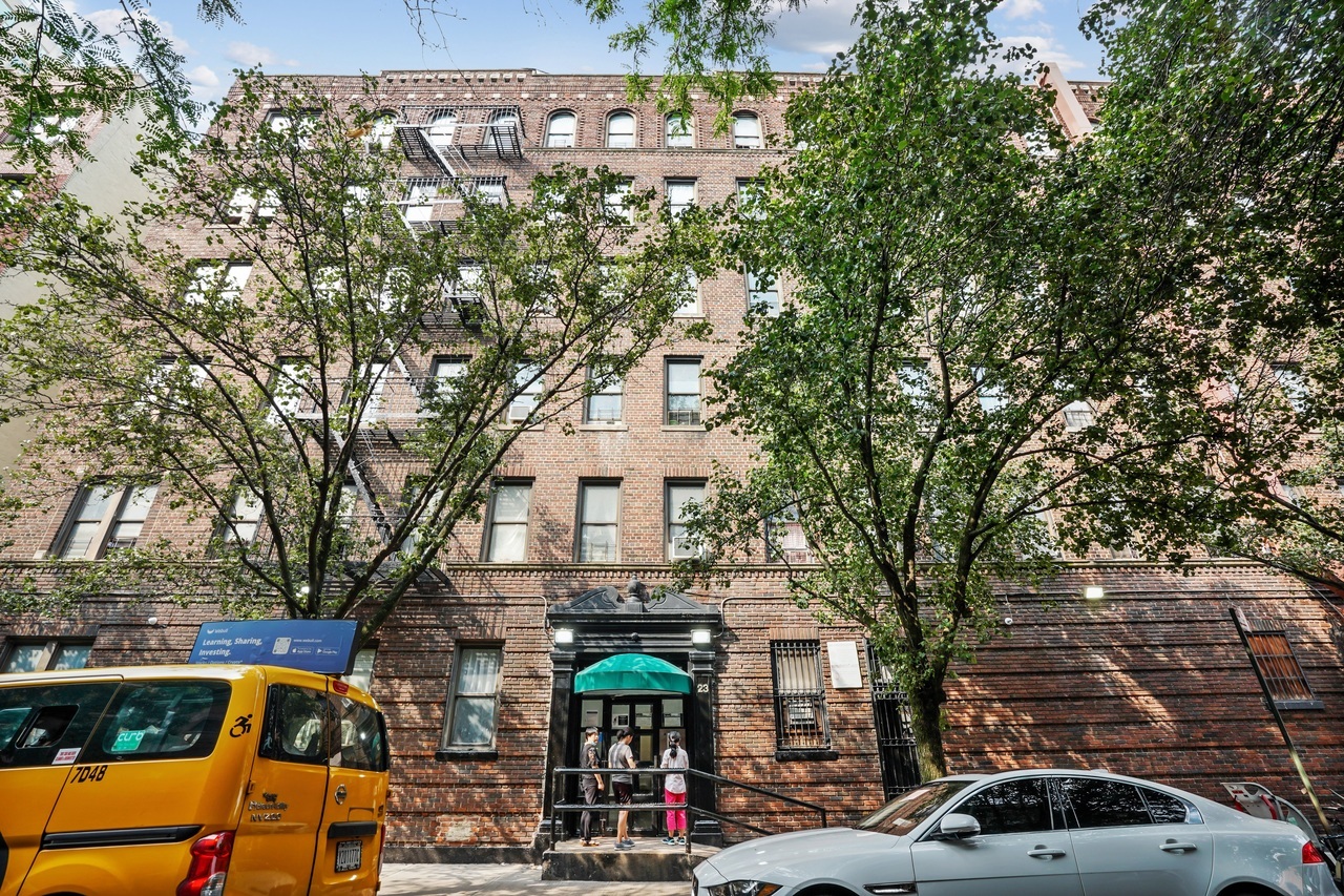  #533: East Harlem - Queen Bedroom A  -  #533: East Harlem  - Gallery -  2