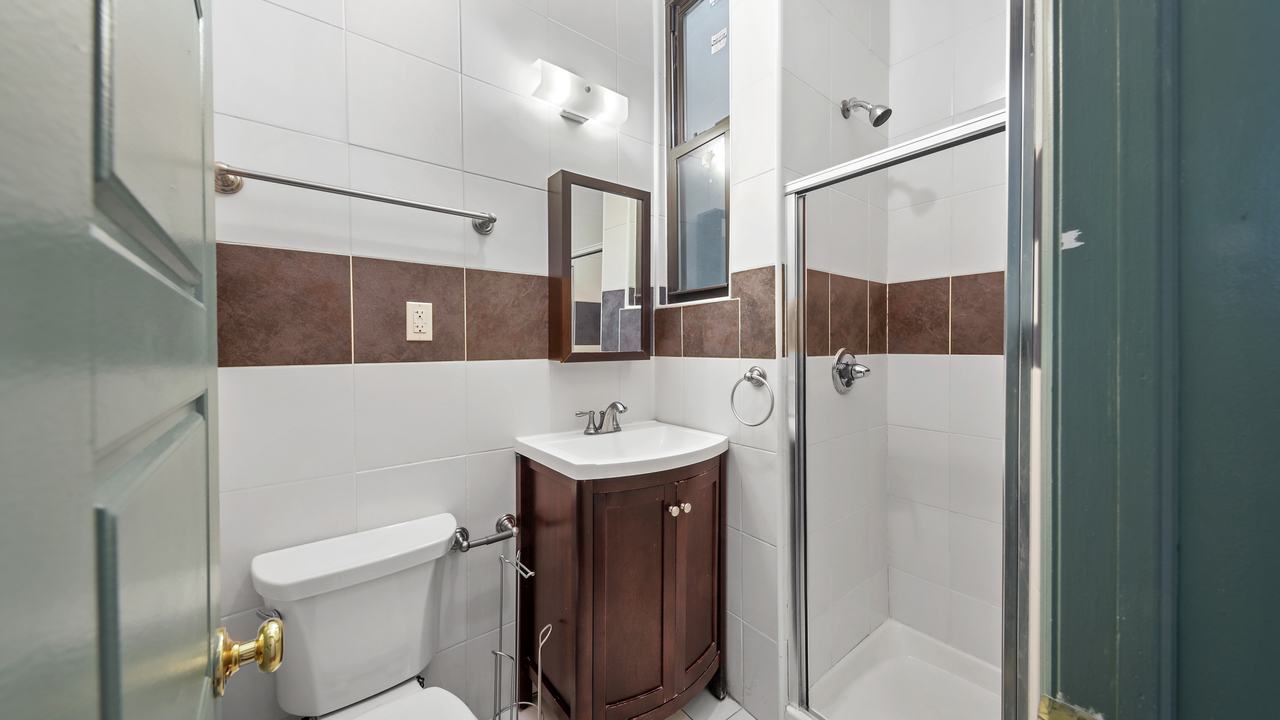 #579: East Harlem - Queen Bedroom A W/Private Bathroom - 3