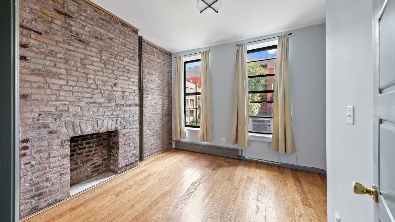 #579: East Harlem - Queen Bedroom B - 4