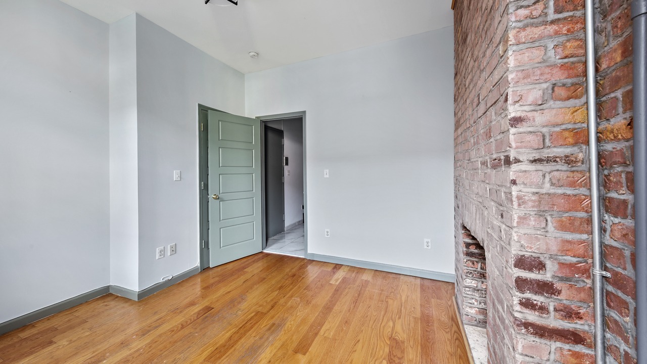 #579: East Harlem - Queen Bedroom B - 9