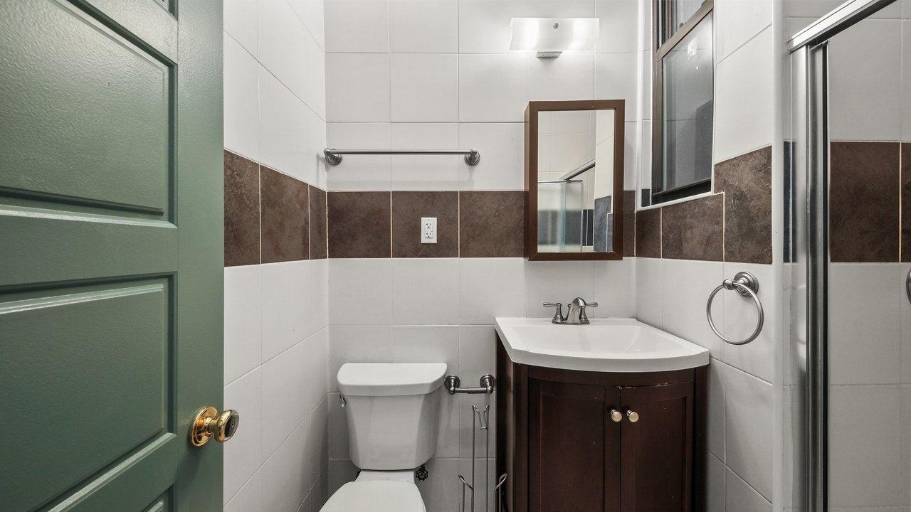  #579: East Harlem - Queen Bedroom A W/Private Bathroom  -  #579: East Harlem  - Gallery -  4