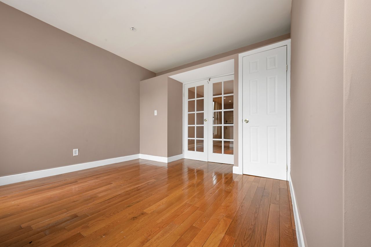  #565: East Village - 1 Bedroom (Queen)  -  #565: East Village  - Gallery -  1
