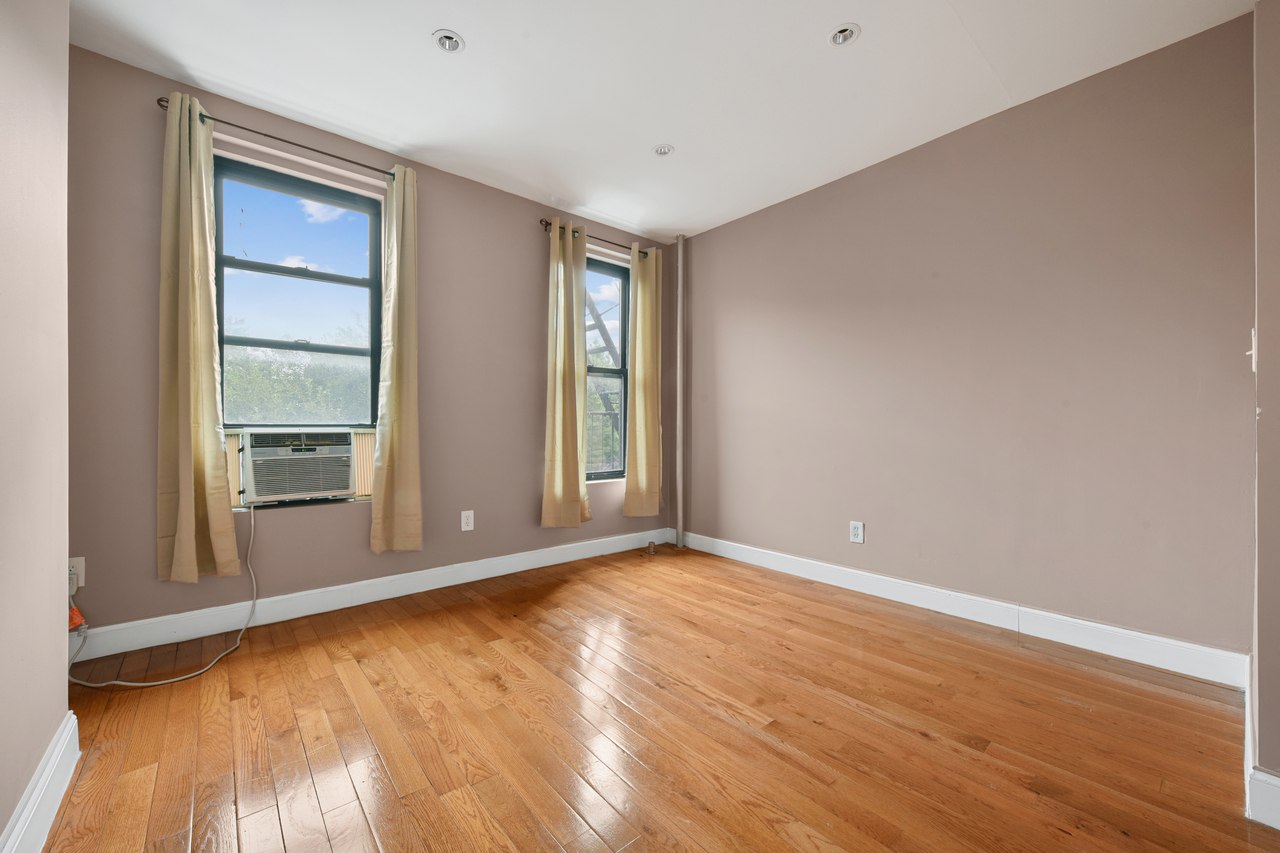  #565: East Village - 1 Bedroom (Queen)  -  #565: East Village  - Gallery -  3