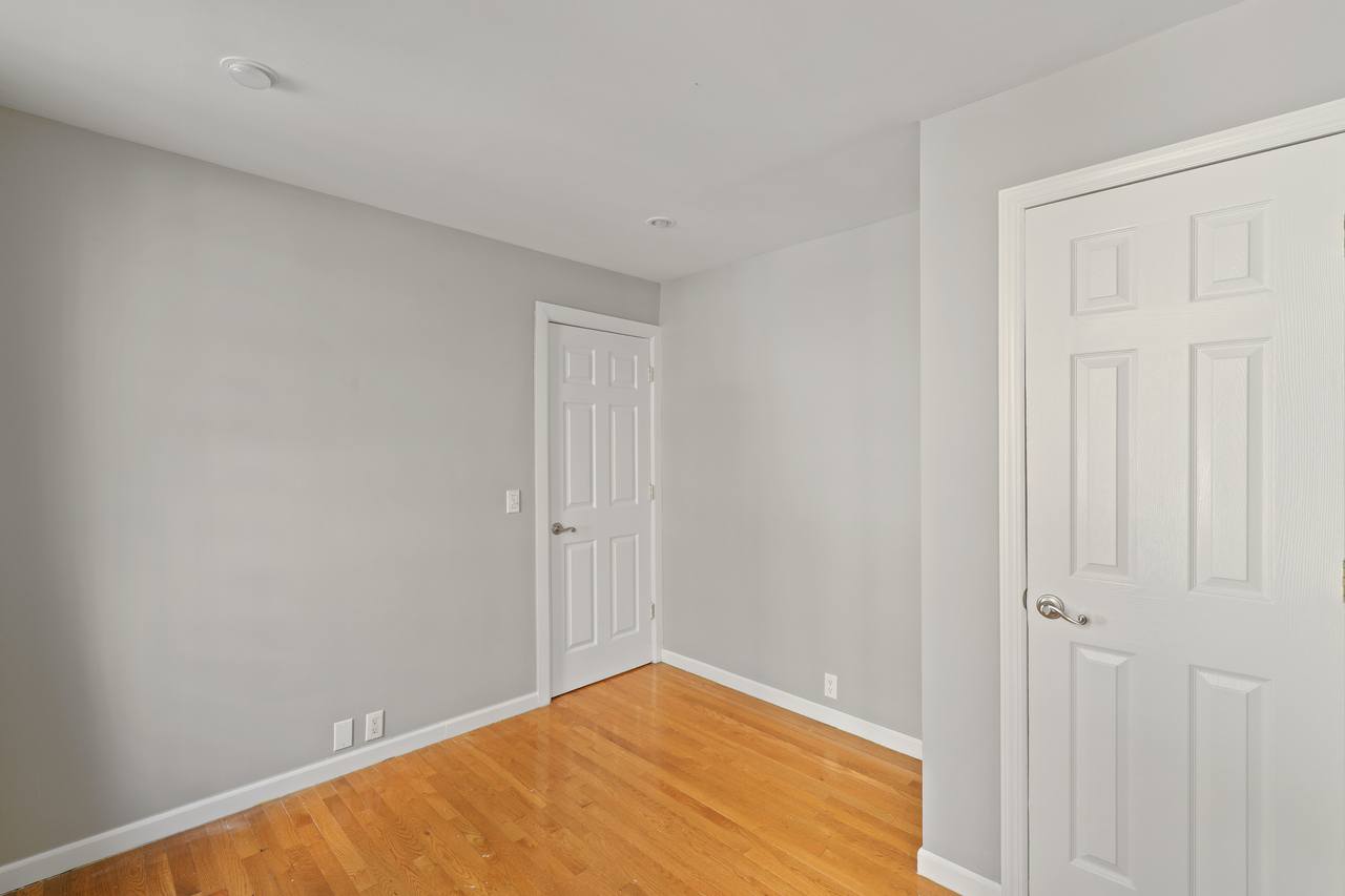 #560: East Village - Queen Bedroom C - 9