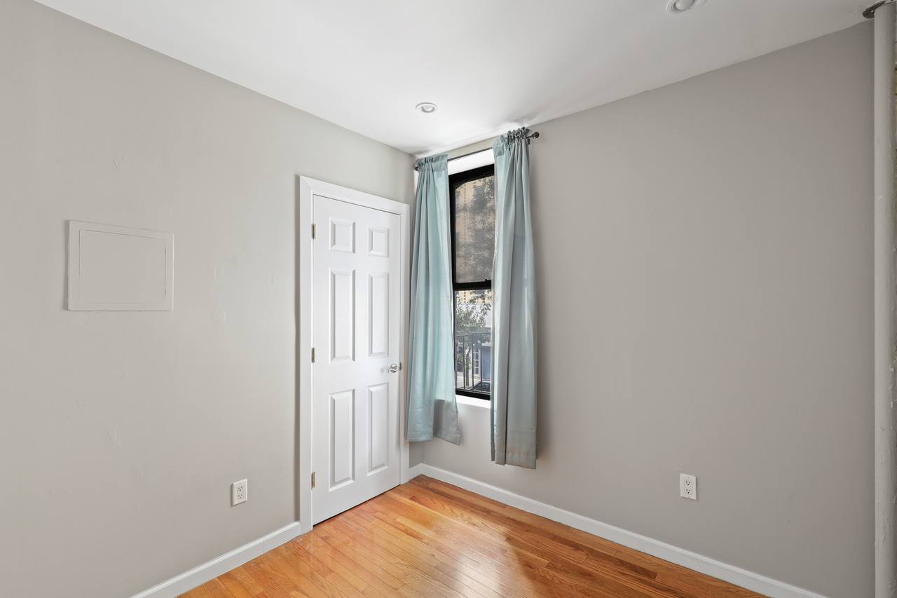 #560: East Village - Full Bedroom A - 6