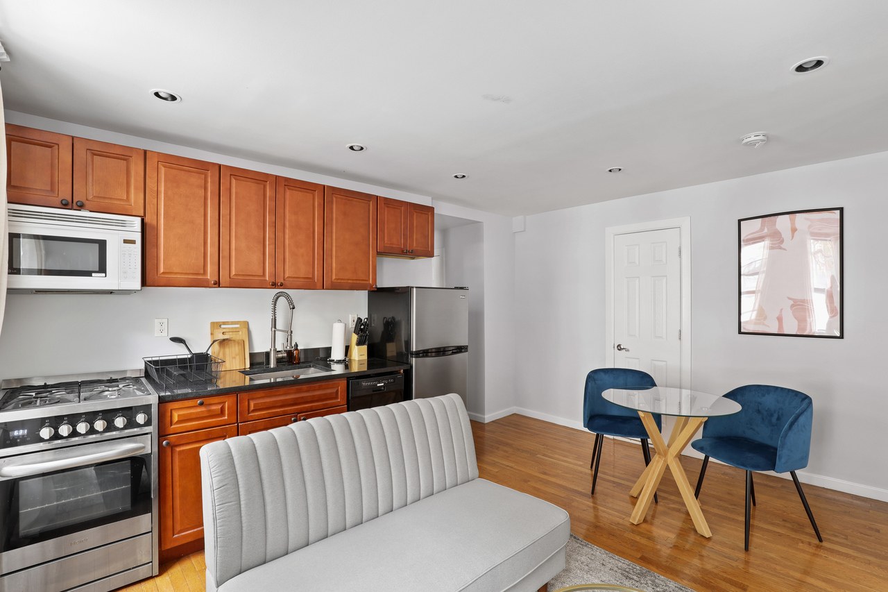 #560: East Village - Full Bedroom A - 17