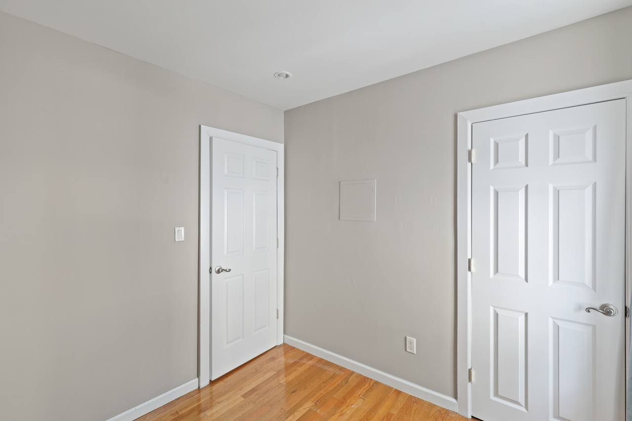 #560: East Village - Full Bedroom A - 4