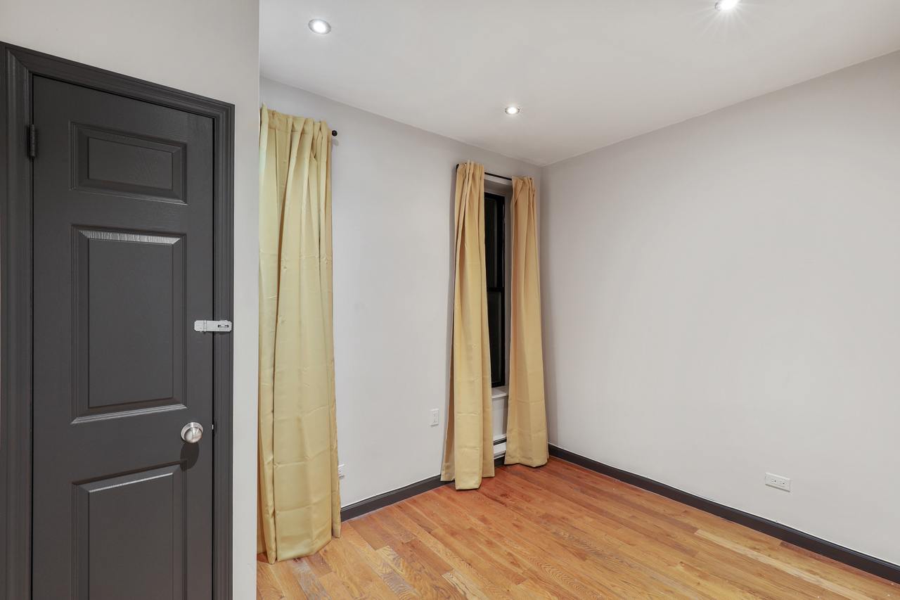 #758: Upper West Side - Queen Bedroom C - 5