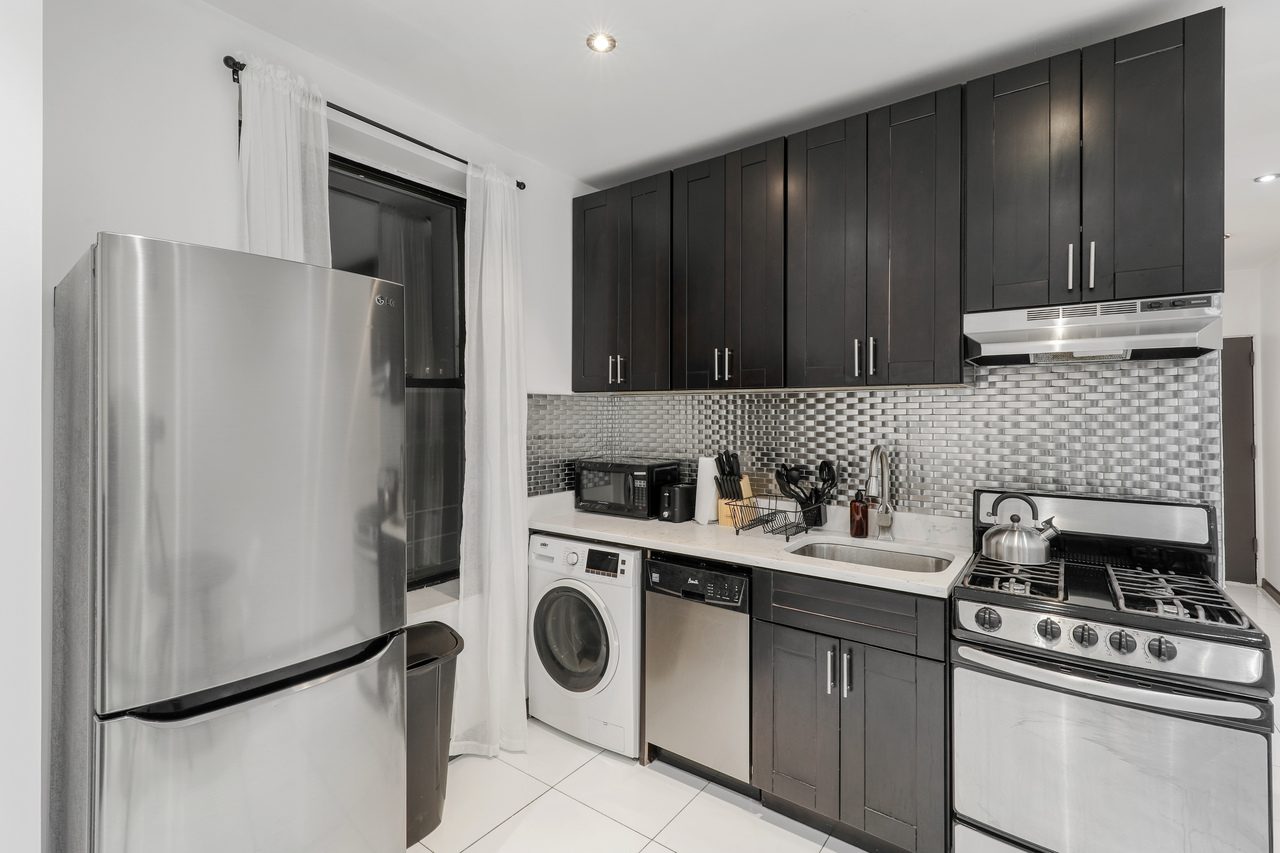 #758: Upper West Side - Queen Bedroom C - 10